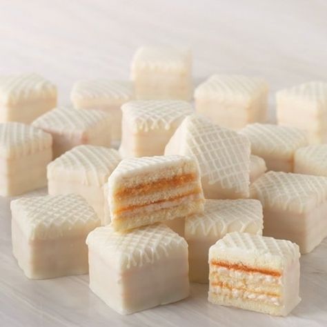 How to Make Perfect Petit Fours - This post includes a picture tutorials and all the recipes you'll need for perfect, delicious petit fours! Petifores Recipe, Petit Four Recipes, Desserts Easter, Chip Dips, Mini Patisserie, Recipe Tutorial, Kolaci I Torte, Tea Party Food, Rose Tutorial