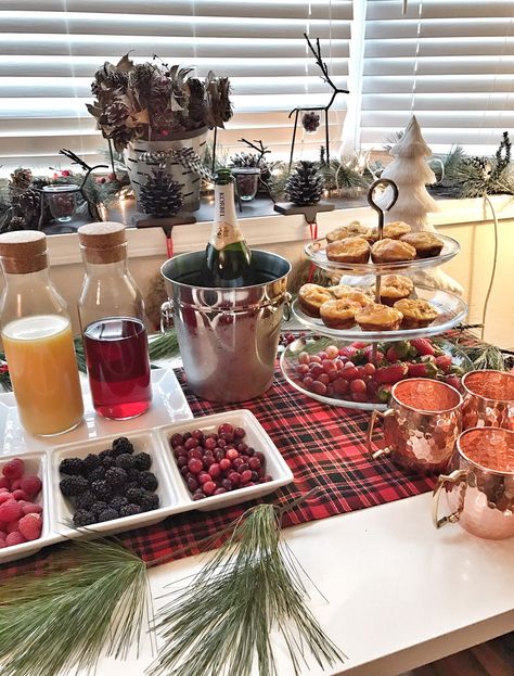 Christmas Brunch Ideas Decoration, Christmas Eve Brunch Party, Christmas Day Hosting Ideas, Holiday Buffet Decor, Christmas Food Table Display Party Ideas, Hosting Christmas Breakfast, Host Party, Hosting Friends Christmas Party, Christmas Drink Table