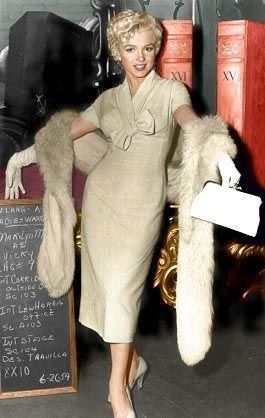 Captivating..! Marilyn Monroe Costume, Joe Dimaggio, Marilyn Monroe Photos, Fur Stole, Norma Jean, Norma Jeane, Mode Chic, Vintage Fur, Blonde Bombshell