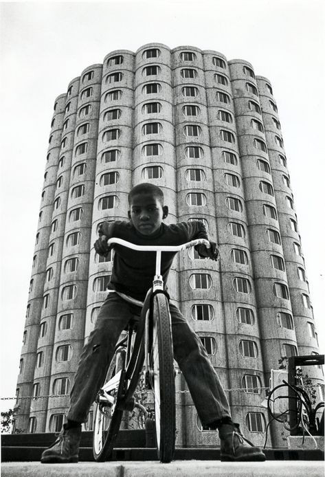 The Goldberg variation: High-rise public housing that works | Feature | Chicago Reader Bertrand Goldberg, Homes Architecture, Tableau Pop Art, Riding A Bike, Black Photography, Photographie Inspo, Black And White Photograph, Brutalist Architecture, Foto Art