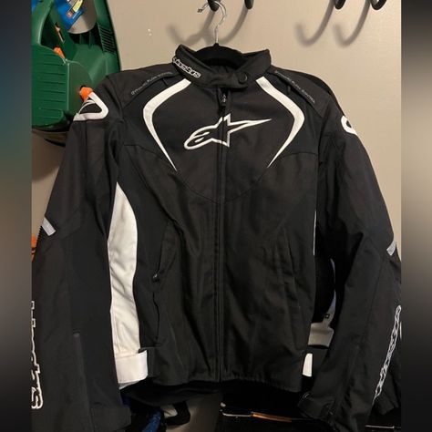 Motorcycle Outfit For Men, Alpinestars Jacket, Motorcycle Outfits For Women, Motorcycle Gear For Women, Black Racer Jacket, Racing Jacket Outfit, Motorcycle Jacket Outfit, Jaket Motor, Moto Jacket Outfit