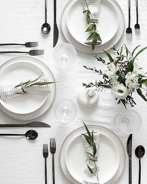 Classic meets modern table setting for thanksgiving or Christmas. Clean and crisp white linens mixed with two stacked white plates using a charger, pewter cutlery and simple greens tied up in the cloth napkins. Minimal Table Setting, Modern Tablescape, Minimal Table, Tafel Decor, Rustic Wedding Decorations, Table Set Up, Wedding Table Decorations, Wedding Table Settings, Deco Table