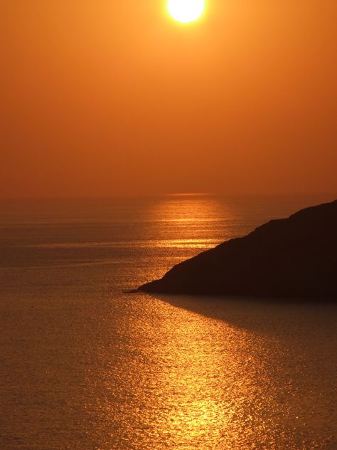 Greek island sunset. Gold Sunset Aesthetic, Greek Island Aesthetic, Sunset Ocean Aesthetic, Orange Sunset Aesthetic, Orange Hour, Greek Sunset, Orange Aura, Sunset Island, Gold Sunset