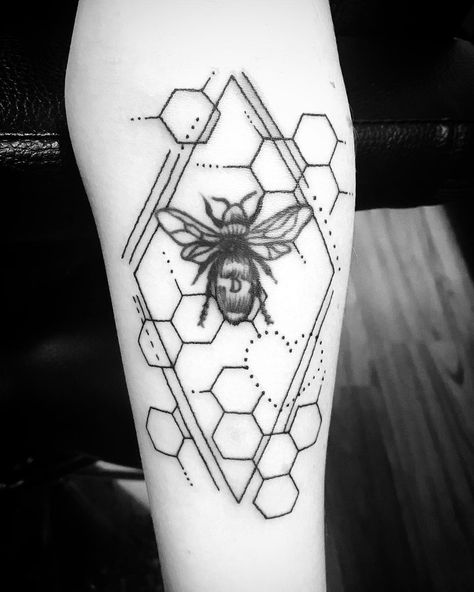 Add around to an already existing bee. 🐝🍯✨ . . #beetattoo #neekotattoo #honeycomb #geometric #bees #linework #clean #detail #blackwork… Geometric Honeycomb Tattoo, Geometric Bee Tattoo, Bee Tattoo Meaning, Geometric Bee, Honeycomb Tattoo, Christian Sleeve Tattoo, Geometric Sleeve Tattoo, Tattoo Zeichnungen, Leg Sleeve Tattoo