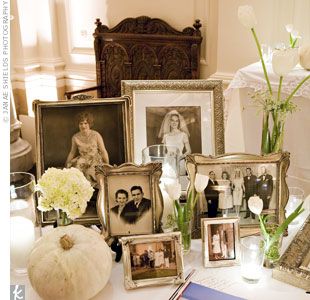 Family Wedding Pictures, Old Wedding Photos, Animation Photo, Wedding Photo Display, Family Wedding Photos, Display Family Photos, Memory Table, Guest Book Table, Boda Mexicana