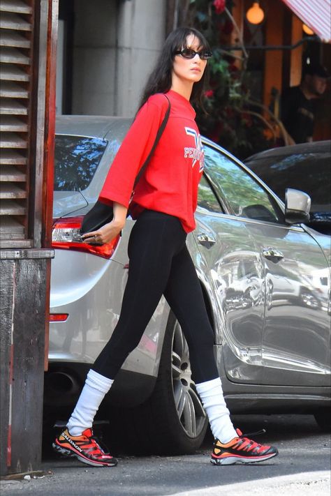 Bella Hadid Street Style, Bella Hadid Outfits, Bella Hadid Style, 90s Looks, Hadid Style, Legging Outfits, Looks Street Style, Emily Ratajkowski, Sporty Outfits