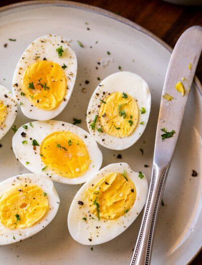 Hard Boil Fresh Eggs, Boiling An Egg, Eggs Aesthetic, Instant Pot Hard Boiled Eggs, Cooking Hard Boiled Eggs, Boiled Egg Recipes, Making Hard Boiled Eggs, Perfect Hard Boiled Eggs, Easy Macaroni