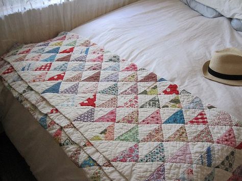 Half Squares On Point - Triangle Quilt Easy Quilting, Half Square Triangle Quilts, Half Square Triangle, Pretty Quilt, Patch Aplique, Triangle Quilt, Antique Quilts, Quilting Techniques, Scrappy Quilts