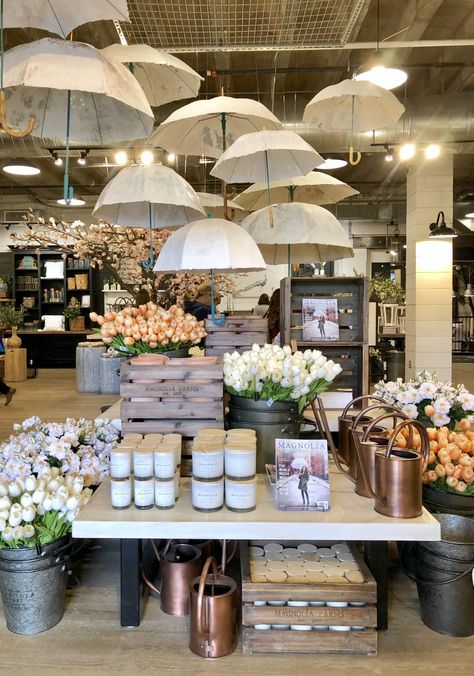 Silos Magnolia Market, Gift Shop Interiors, Gift Shop Displays, Flower Shop Interiors, Flower Shop Design, Magnolia Farms, Boutique Display, 카페 인테리어 디자인, Magnolia Market