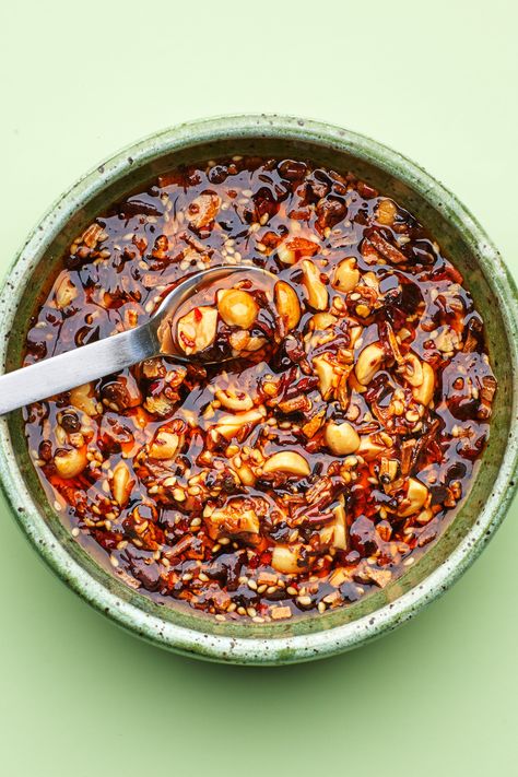 Homemade Chili Crisp Oil, Chili Garlic Crisp, Chilli Crisp, Diy Condiments, Hot Chili Oil, Chili Oil Recipe, Chili Crisp, Crispy Shallots, Peanut Recipes