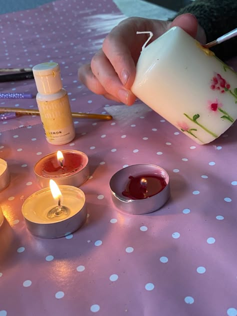 Candle Art Aesthetic, Objects To Paint On, Painting Candles With Wax Ideas, Candle Painting Party, Wax Painted Candles, Wax Candle Painting, Candle Painting Easy, Candle Painting With Wax Ideas, Candle Wax Painting