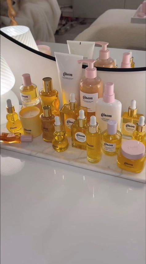 @jolanibeauty on tt Skincare Aesthetic Products, Product Skincare, Skincare Collection, Sephora Skin Care, Perfect Skin Care Routine, Pretty Skin Care, Skin Care Items, Pretty Skin, Body Care Routine