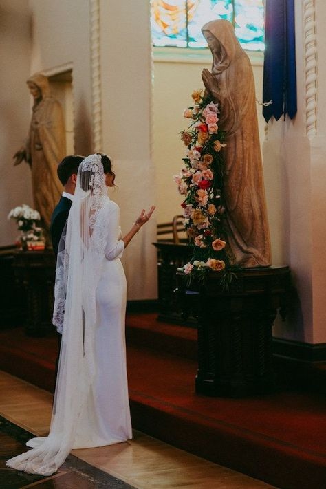 Catholic Wedding Veils, Catholic Veil Wedding, Catholic Wedding Veil, Wedding Aestethic, Bride And Groom Praying, Catholic Wedding Aesthetic, Catholic Wedding Dress, Catholic Wedding Ideas, Catholic Wedding Photography