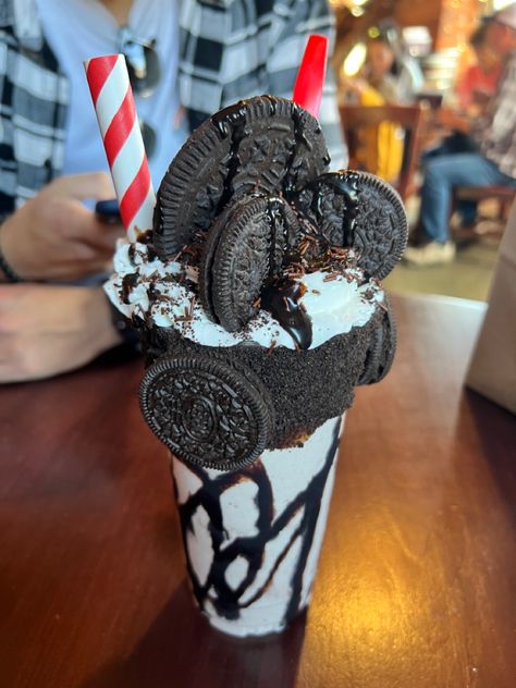 #nh #oreo #milkshake Milkshake Aesthetic Korean, Milkshake Aesthetic, Oreo Shake, Oreo Milkshake, Yummy Alcoholic Drinks, Chocolate Milkshake, Aesthetic Korean, Food Babe, Milkshake Recipes