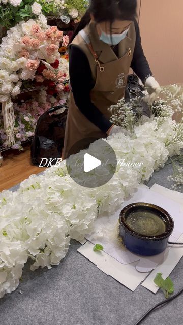 Wendy Zeng on Instagram: "The process of making a baby breath flower runner👏#dkbflower #flowerrunner#dkbflowers #weddingdecor #weddingphotography #flower #flowers #flowers #floral #floraldesign #new #designs #chinafactory #flower #event #event #event#DKBflowerWhatsApp:+8619139954965" Runner Flowers Wedding, How To Make A Flower Table Runner, Flower Runner Wedding, Bridal Table Flowers, Baby Breath Flower, Flower Event, White Centerpieces, Flower Runner, Pink Flower Arrangements