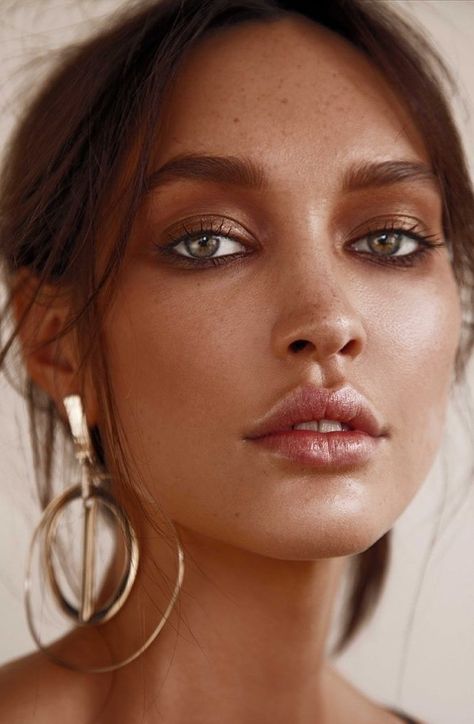 Eden Bristowe 2020-12-18 Summer Glow Makeup, Bronze Makeup Look, Occasion Makeup, Makeup Brush Uses, Beach Makeup, Gold Eyeliner, Bronze Makeup, Neutral Makeup, Beauty Make-up