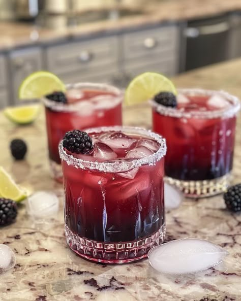 This is called 'Blackberry Margarita Smash' and it's a foolproof spring and summer drink! Never met a soul who didn't love it Blackberry Lime Margarita, Wicked Blackberry Margarita, Blackberry Lemonade Margarita, Blackberry Tequila Smash, Blackberry Margaritas Recipe, Blackberry Smash Margarita, Blackberry Margarita Pitcher, Yummy Margarita Recipes, Blackberry Margarita Smash