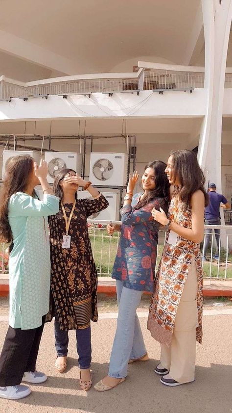 Aesthetic Kurti Poses With Friends, Jeans And Kurta Outfit, Activist Outfit, Kurta For College, Casual Kurtis For College, Indian Office Wear Women, Bollywood Day In College Ideas, Indian College Outfits, College Outfits Indian