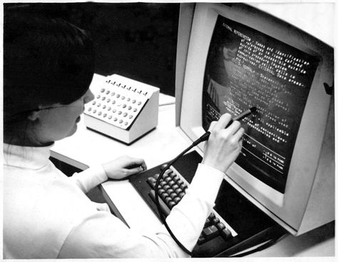 8 ONLINE RESOURCES FOR HISTORICAL RESEARCH Computer Terminal, Don Delillo, Hewlett Packard, Old Computers, Fiction Writer, Personal Computer, Writing Resources, Writing Life, Cultura Pop