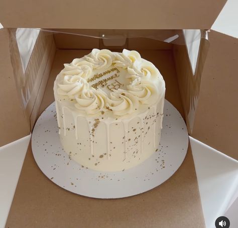 Golden Bday Cake Ideas, White Buttercream Cake Design, 50th Birthday Cake For Women Simple, White Cake Design Birthday, Gold Theme Birthday Cake, White And Gold Cake Simple, Birthday Cake Gold And White, Golden Cake Design, White Bday Cake