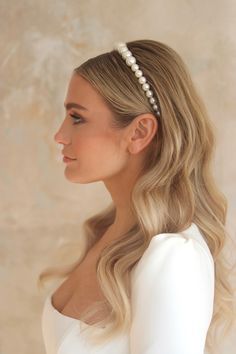 Sparkly Headband Hairstyles, Pearl Bride Accessories, Wavy Wedding Hair With Headband, Pearl Wedding Accessories Brides, Pearl Headband Bride, Pearl Headband Wedding Hair, Hollywood Waves Headband, Wedding Hair With Hairband, Bride Hair Headband