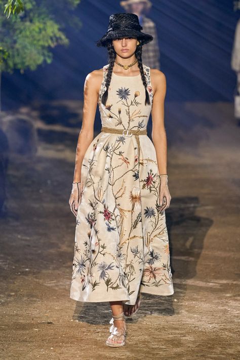 Christian Dior Spring 2020 Ready-to-Wear Collection - Vogue Dior Spring 2020, Dior Summer, Dior Ready To Wear, Dior Dress, Luisa Beccaria, Pink Wedding Dress, Christian Dior Couture, Dior Fashion, Vogue Russia