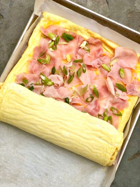 Omelet Roll－Perfect for holidays, special brunches and breakfast for dinner, this festive roll offers a fuss-free alternative to making omelets for a crowd. Omelet Roll, Tot Recipes, Gooooood Morning, Breakfast Savory, Baked Omelet, Omelette Recipe Easy, Omelets Recipe, Healthy Brunch, Omelette Recipe