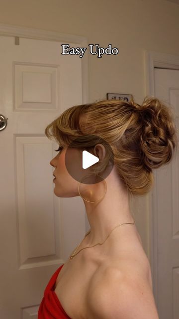 Caroline Judith Bennis on Instagram: "Easy updo for a Vintage Hollywood look💁‍♀️✨  💆🏼‍♀️ Section Your Hair: Start by sectioning your hair into manageable parts. 🔀 Twist and Pin: Twist two sections and pin them in place, creating a layered effect. 🧷 Secure the Updo: Gather the remaining hair and twist it into a bun, securing with bobby pins. 💥 Style the Bangs: Carefully style your bangs to frame your face, giving the look a soft and vintage vibe.  Perfect for any special occasion or just to add a bit of glam to your day. What I love most is there is very little heat used in this look 🥰 My hair isn’t left charred to a crisp 😝  #VintageUpdo #HairTutorial #ElegantHairstyle #Glamour #HairInspo #BeautyRoutine #ClassicLook #HairstyleGoals #SpecialOccasionHair" Hollywood Glamour Hair Updo, 60s Updo Hair Tutorial, Hollywood Bun, Hollywood Hair Updo, Vintage Hollywood Updo, Updo With Bang, Hollywood Glamour Hair, 1960s Hairstyles, Vintage Updo