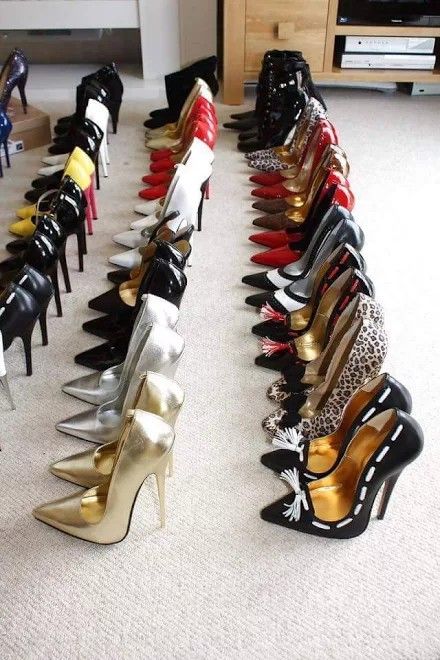 Quien no quiere una colección de zapatos así Co Washing, High Heels Boots, Sandals Strappy, Beautiful High Heels, Hot Heels, Relaxed Hair, Platform High Heels, Fabulous Shoes, Hot Shoes