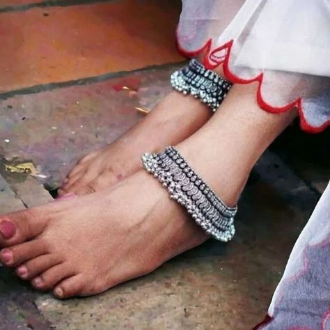 Oxidised Ghungroo Payal.. Dm to order #oxidisedpayal #oxidisedanklets #anklets #germansilveranklets #anakhstrenddz #germansilverjewellery #oxidised #oxidisedjewellery #oxidisedsilverjewellery #viralsongs #latestjewellery #navratri #navratrispecial #anklet #ankletlove #trendingnow #explorepage #newoninstagram Indian Jhumka, Anklets Indian, Cute Anklets, Daily Wear Jewellery, Bollywood Style, Silver Anklets, Beaded Anklets, Oxidised Jewellery, Latest Jewellery