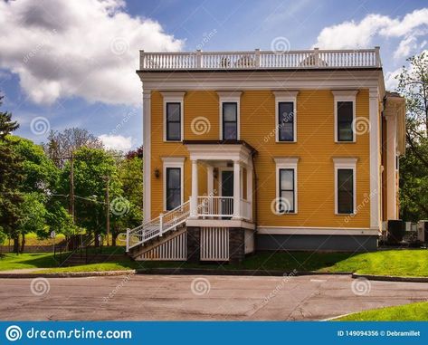 Pretty mustard yellow home in a city Mustard Yellow House Exterior, Yellow Exterior House, All Black House Exterior, Black Brick House Exterior, Black Trim Exterior House, All Black House, Black Brick House, Yellow House Exterior, Yellow Exterior