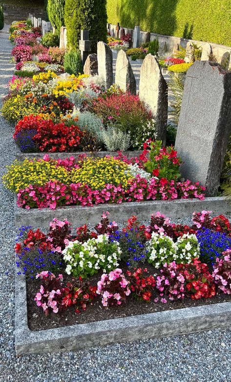 Grindelwald Switzerland – What we did on our 3 nights there! Gravestone Ideas, Grave Ideas, Grave Garden, Monument Ideas, Planning Garden, Beginners Garden, Grindelwald Switzerland, House Gardening, Cemetery Monuments