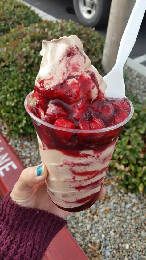 Berry Sundae, Chocolate Swirl, Junk Food Snacks, Pretty Dessert, Food Babe, Healthy Food Motivation, Yummy Comfort Food, Food Drinks Dessert, Strawberry Ice Cream