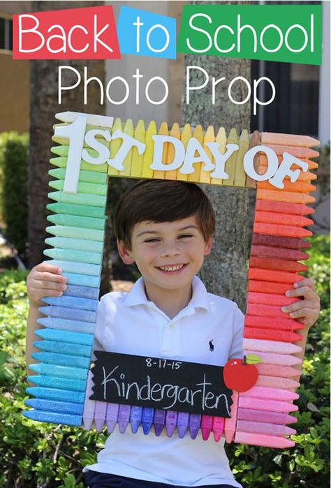 25 Back to School Craft Ideas - DIY Back to School Photo Prop School Photo Frames, First Day Of School Pictures, Aktiviti Kanak-kanak, Diy Back To School, School Frame, Diy Photo Frames, First Day School, Back To School Crafts, Back To School Party