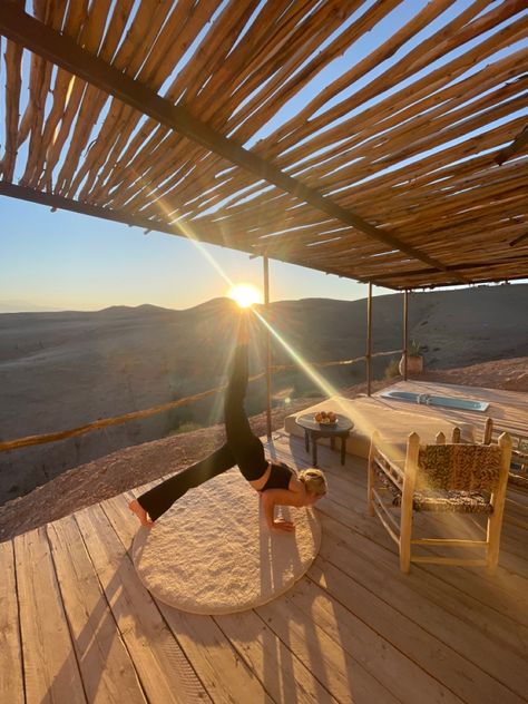 Yoga Instructor Aesthetic, Yoga Desert, Yoga Sunrise, Retreat Aesthetic, Yoga Sunset, Yoga Post, Cute Yoga Pants, Desert Retreat, Yoga Poses Photography