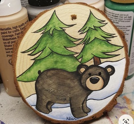 Wood Slice Family Ornament, Painted Ornaments Christmas Wood, Painting On Christmas Ornaments, Cute Ornament Painting Ideas, Wooden Christmas Ornament Ideas, Wood Burnt Ornaments Diy, Christmas Ornament Paintings, Wood Painting Christmas, Hand Painted Wood Slices