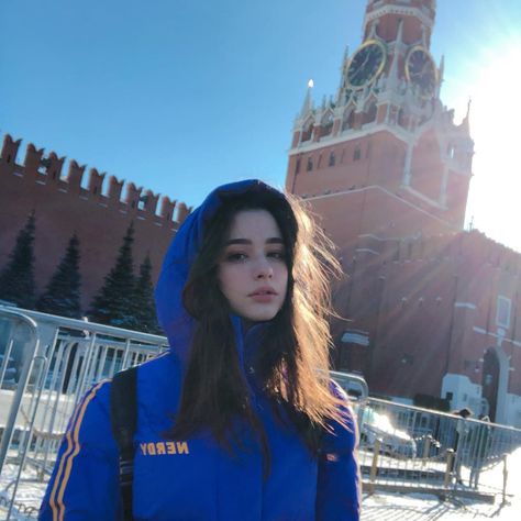 Russian Girl Aesthetic, Pretty Hyunjin, Moscow Girls, Chestnut Hair, Dasha Taran, Best Photo Background, Brunette Girl, Korea Fashion, Blonde Beauty