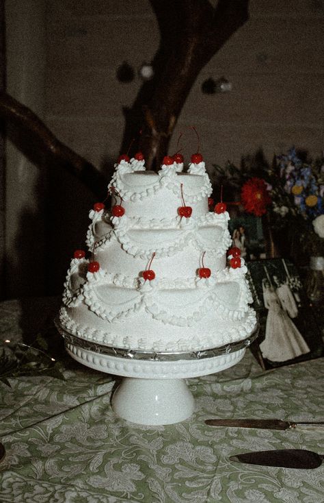 Hailey Bieber Wedding Cake, Aesthetic Cake Wedding, Vintage Wedding Cake Cherries, Non Fondant Wedding Cakes, Indie Wedding Cake, Vintage Cherry Wedding Cake, White Vintage Cake With Cherries, White Wedding Cake With Cherries, Red Rose Wedding Cake 2 Tier