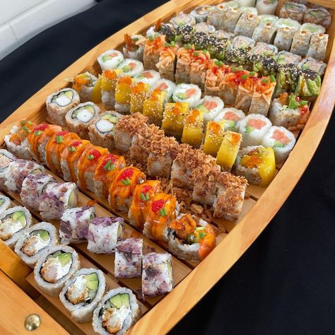 Sushi Yame Yame on Instagram: “HOLY BOAT 🥵🍱🍣😍🥢 . . . . . . . . #sushi #sushi🍣 #maki #spring #montpellier #montpelliercity #montpelliernow #montpellierfood…” Sushi Platter Aesthetic, Sushi Board Ideas, Sushi Wedding, Delicious Food Ideas, Sushi Catering, Sushi Ideas, Sushi Buffet, Sushi Board, Sushi Aesthetic