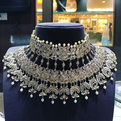 heavy diamond necklace set designs Heavy Diamond Necklace, Bridal Jewellry, Eastern Wear, Indian Bridal Jewelry Sets, Kundan Jewelry, Diamond Necklace Designs, Photo Locket Necklace, Yeah Yeah, Indian Jewellery Design Earrings