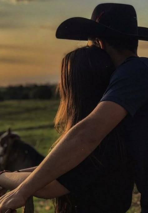 Cowboys And Horses, Couple Country Pictures, Casal Agro, Country Couple Poses, Country Couple Photoshoot, Casal Aesthetic, Country Couple Photos, Aesthetic Cowboy, Horse Couple