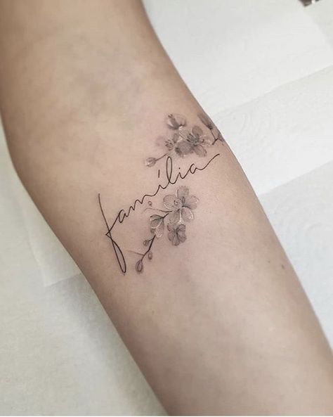 Wrist Tattoos Words, Baby Name Tattoos, Phrase Tattoos, Cursive Tattoos, Tattoo Schrift, Mom Tattoo Designs, Парные Тату, Lily Tattoo, Floral Tattoo Design