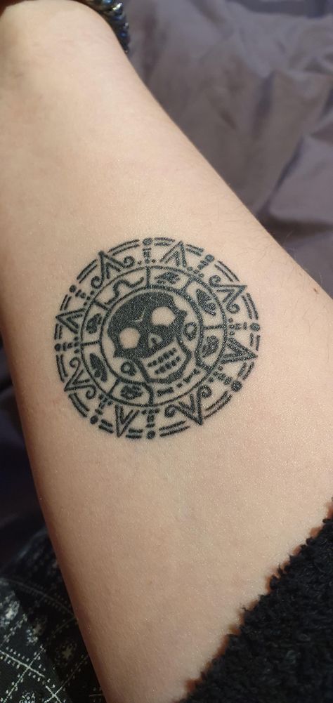 Pirate Medallion Tattoo, Medallion Tattoo, Pirate Medallion, Pirates Of The Caribbean Tattoo, Caribbean Tattoo, Tattoo Pirate, Tatuagem Masculina Pequena, Sparrow Tattoo, Pirate Tattoo