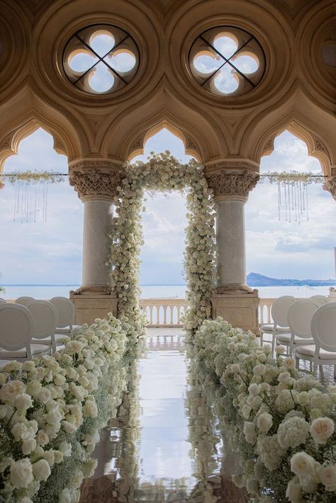 Wedding ceremony with a view - Isola del Garda Wedding Venues Italy, Italian Wedding Venues, Flower Arrangements Wedding, Dream Marriage, Weddings In Italy, Destination Wedding Italy, Wedding Isles, Wedding Mirror, Amalfi Coast Wedding