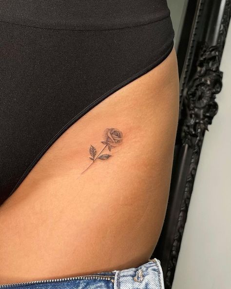 🌹 #rose #rosetattoo #smalltattoos #smalltattoo #smallrose #simpletattoo #simplerosetattoo #lineart #linetattoo #lineworktattoo… | Instagram Rose Hip Tattoo, Rose Rib Tattoos, Tattoo On Hip Bone, Rose Tattoo On Hip, Small Thigh Tattoos, Flower Hip Tattoos, Hip Tattoo Designs, Hip Tattoo Small, Basic Tattoos