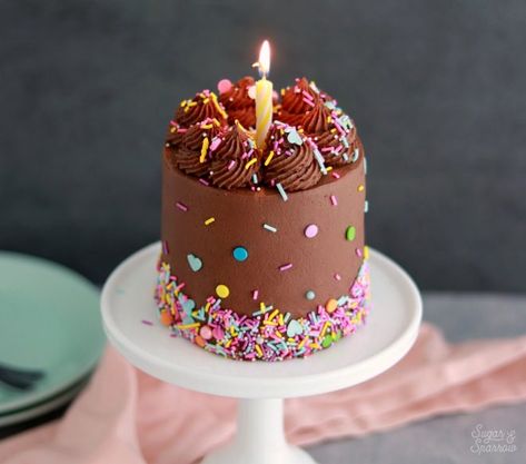 Watercolor Cake Tutorial, Birthday Cake Inspiration, Mini Chocolate Cake, Chocolate Birthday Cake, Food Photography Background, Mini Bolo, Mini Torte, Cake With Buttercream, Tiny Cakes