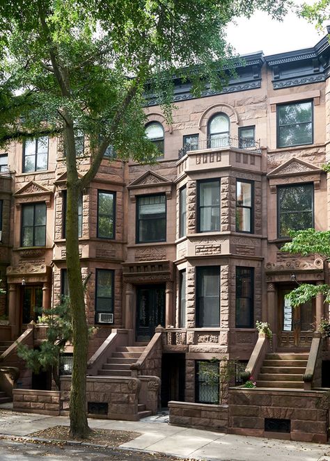 Vintage modern in a historic townhouse in New York Appartement New York, Nyc Brownstone, Brownstone Homes, New York Brownstone, Townhouse Apartments, New York Townhouse, Nyc Townhouse, Townhouse Exterior, San Myshuno