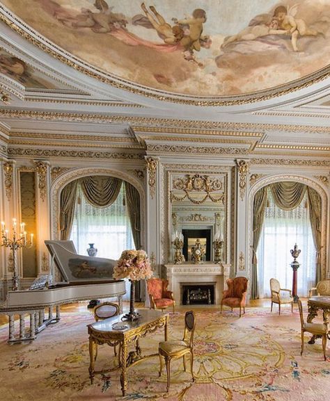 بيوت ملكية, Old Money House, Royal Room, Royal Bedroom, Drawing Room Decor, Palace Interior, Home Decor Ideas Bedroom, Home Decor Aesthetic, Aesthetic Home Decor