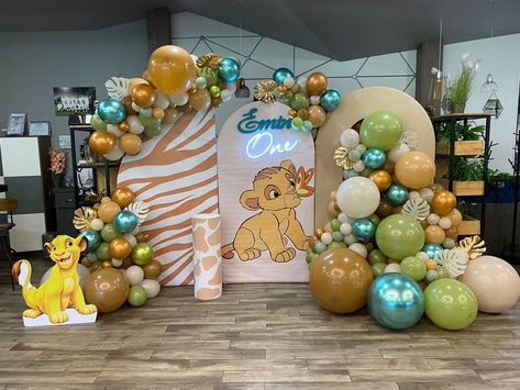 Simba Birthday Decorations, Simba Theme Birthday Party, Simba Baby Shower Ideas, Lion King Baby Shower Cake, Lion King Balloons, Lion King Party Decorations, Simba Baby Shower, Birthday Party Paper Decorations, Lion King Birthday Party Ideas