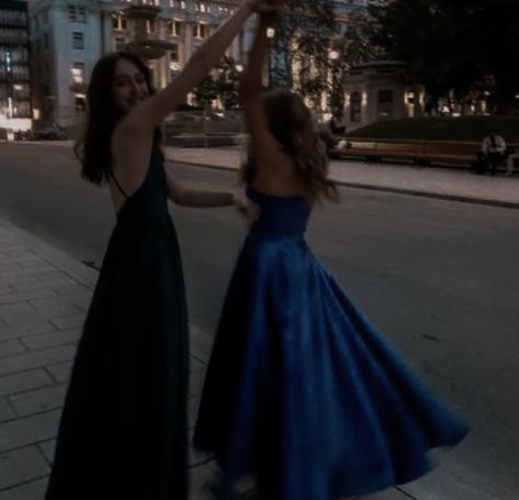 Prom Pics Poses, Formal Dress Photo Ideas, Prom Best Friends, Night Prom Pictures, Prom Friends Aesthetic, Cool Prom Poses, After Prom Aesthetic, Prom Insta Pics, Prom Pics Aesthetic Friends